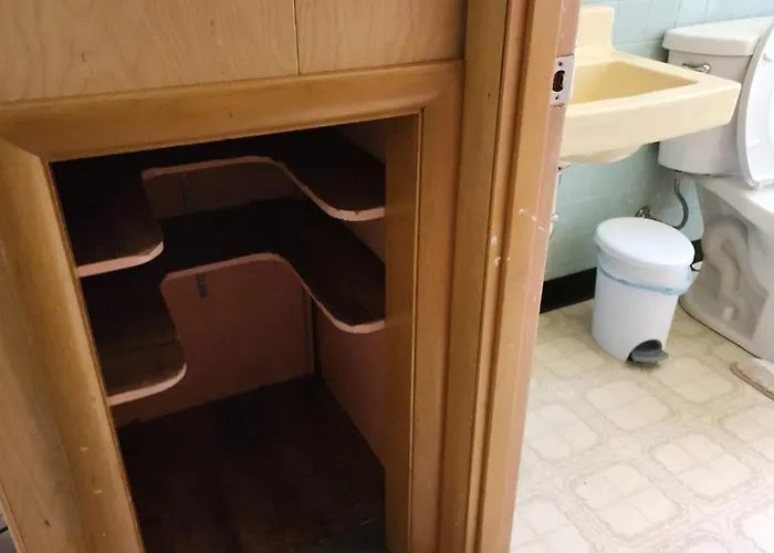 Cozy Newly Furnished 2-Bedroom Home, Manchester