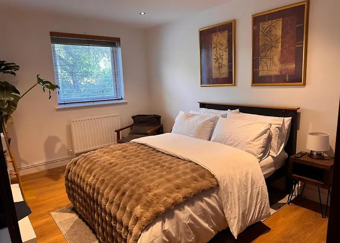 Spacious 2-Bed Flat With Free Parking
