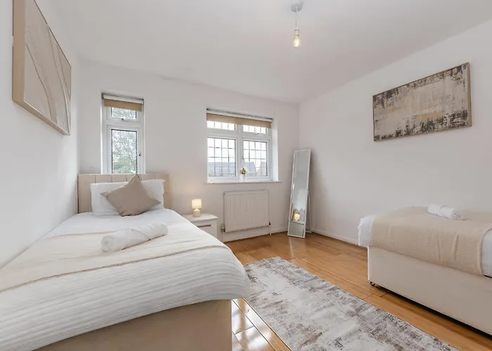 Stylish 2Br Home Sleeps 4 Free Parking