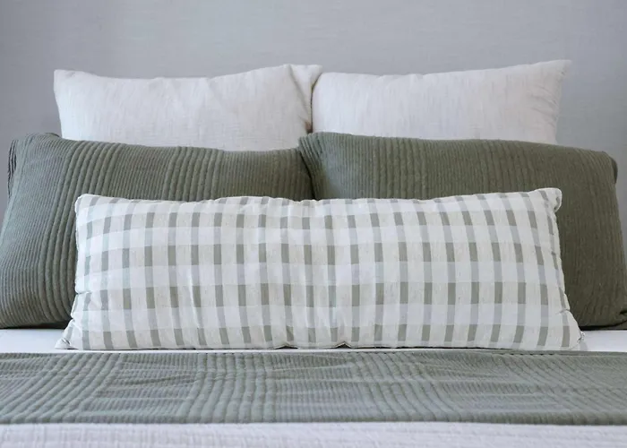 Charming Riverfront Stay - Heart Of Downtown