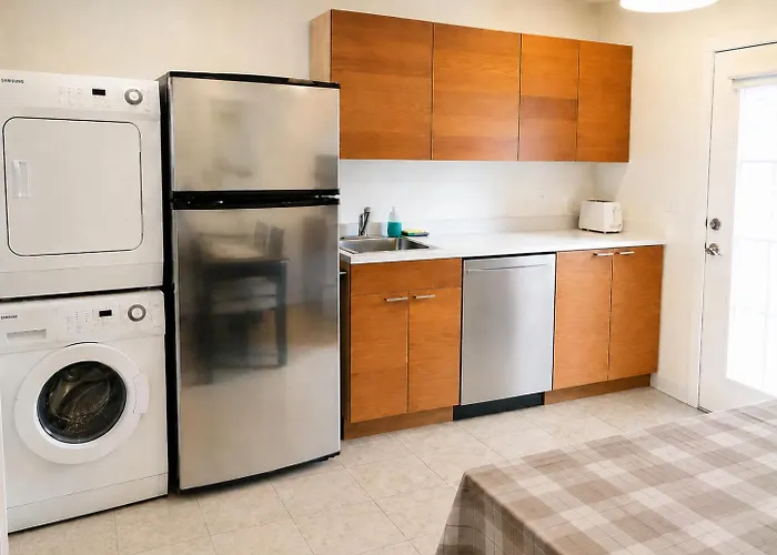 Bright Family Suite In North Vancouver With Private Entrance And Free Parking