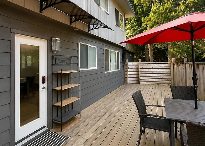 Bright Family Suite In North Vancouver With Private Entrance And Free Parking