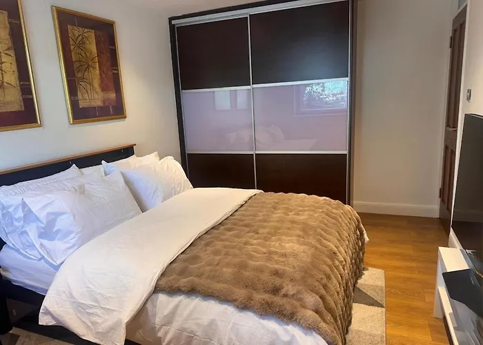 Spacious 2-Bed Flat With Free Parking