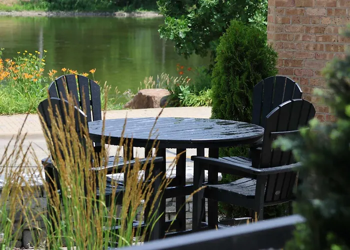 Charming Riverfront Stay - Heart Of Downtown