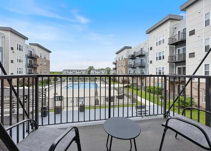 Warrenville Resort Style Apartments Near Downtown With Pool, Free Parking, Gym, Sauna & More