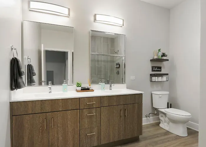 Warrenville Resort Style Apartments Near Downtown With Pool, Free Parking, Gym, Sauna & More