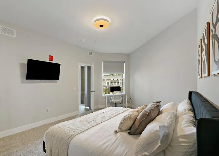 Warrenville Resort Style Apartments Near Downtown With Pool, Free Parking, Gym, Sauna & More