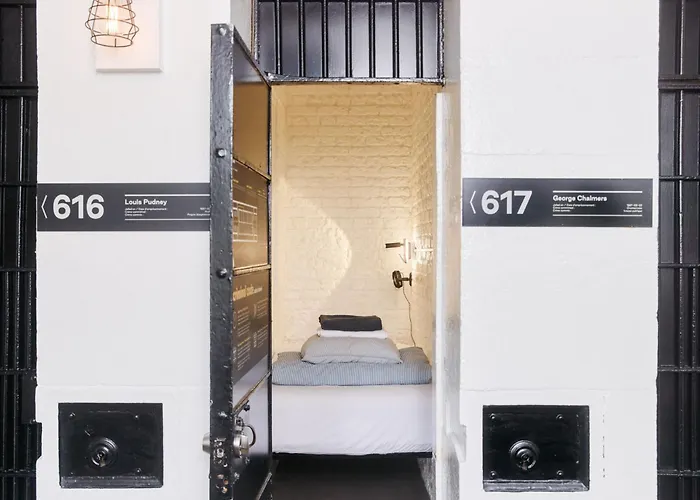 Saintlo Ottawa Jail Hostel