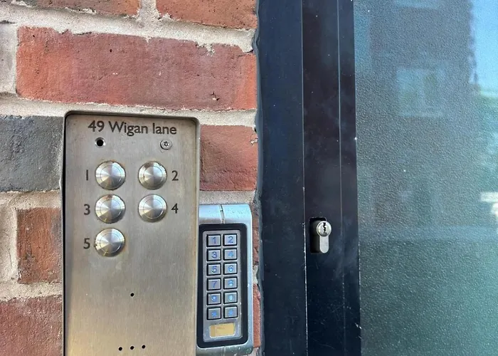 Modern 1-Bed Flat In Wigan