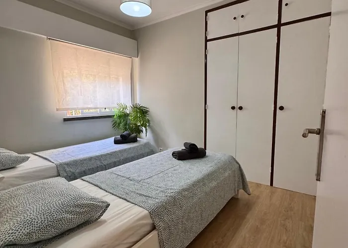2Br Estoril Apartment - Near Estoril Beach & Cascais - Sleeps 4