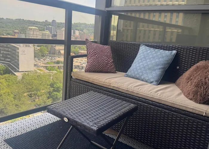 One-Bedroom Apartment With Den With Amazing Views Of Hamilton