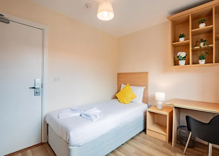 Limerick City - Spacious 4-Bed Apartment, Sleeps 6