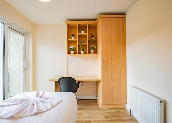 Limerick City - Spacious 4-Bed Apartment, Sleeps 6