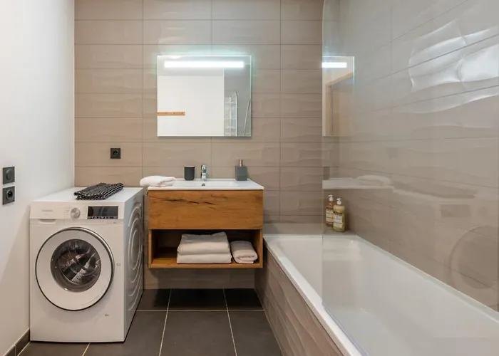 Le Freney - New Apartment In Town Center & Free Parking - By Cozee Rentals