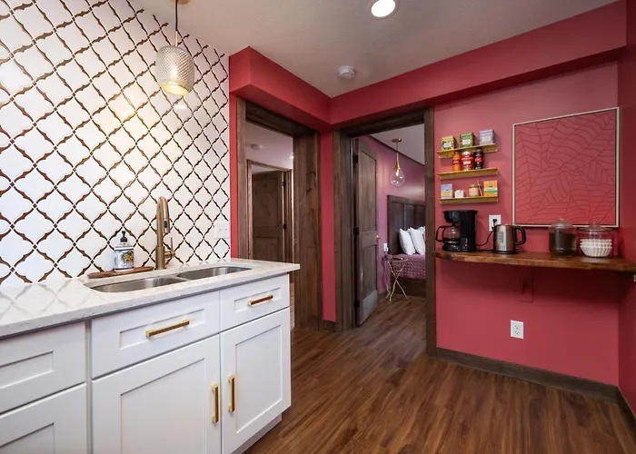 Full Kitchen Private Deck Lounge Downtown
