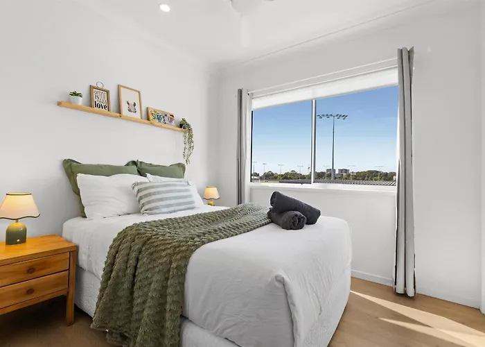 "Redcliffe Townhouse, King Bed, Horses Next Door, Short Walk To Beach"