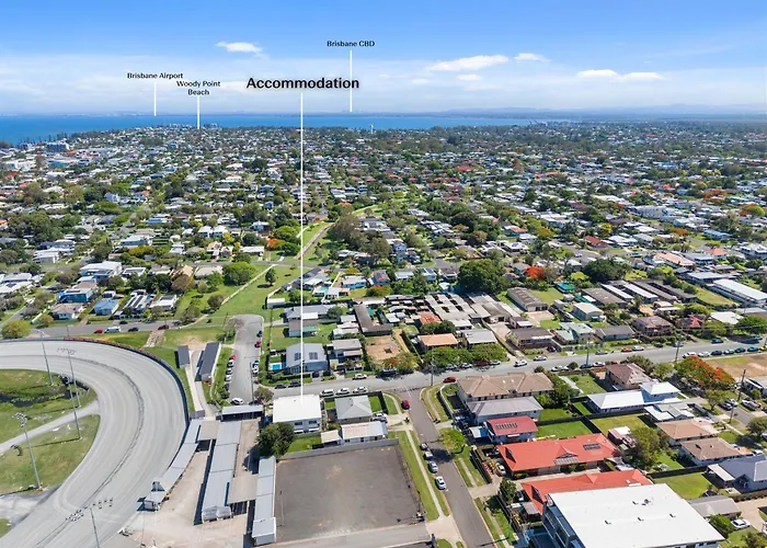 "Redcliffe Townhouse, King Bed, Horses Next Door, Short Walk To Beach"