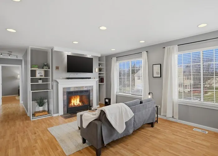 Cozy Vaulted Penthouse Private Balcony And Workspace