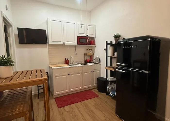 Charming Private 1-Bedroom Suite With Parking In Miami
