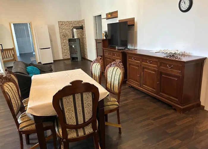 Ruehige Wohnung Mit 4 Schlafzimmer Und Kamin