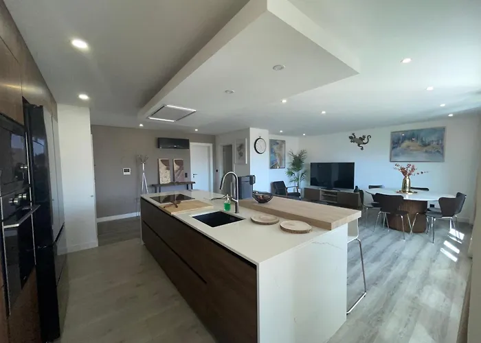 Golden Wood Apartment - Entire Home 3 Bedrooms & Private Garage