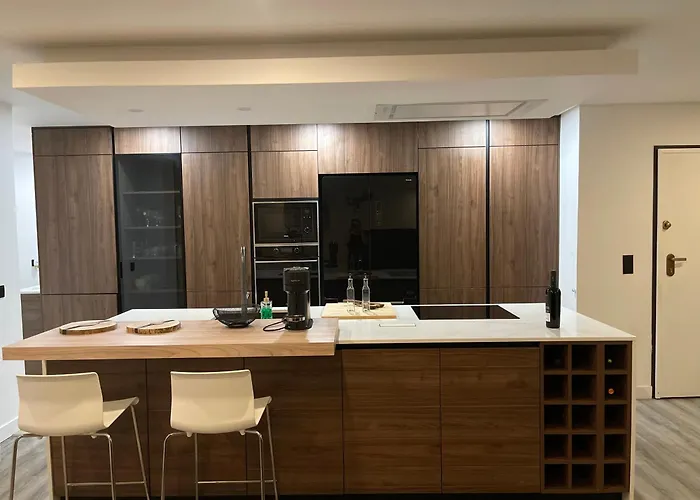 Golden Wood Apartment - Entire Home 3 Bedrooms & Private Garage