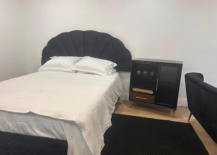 Renovated Private Studio Suite & Kitchen & Parking