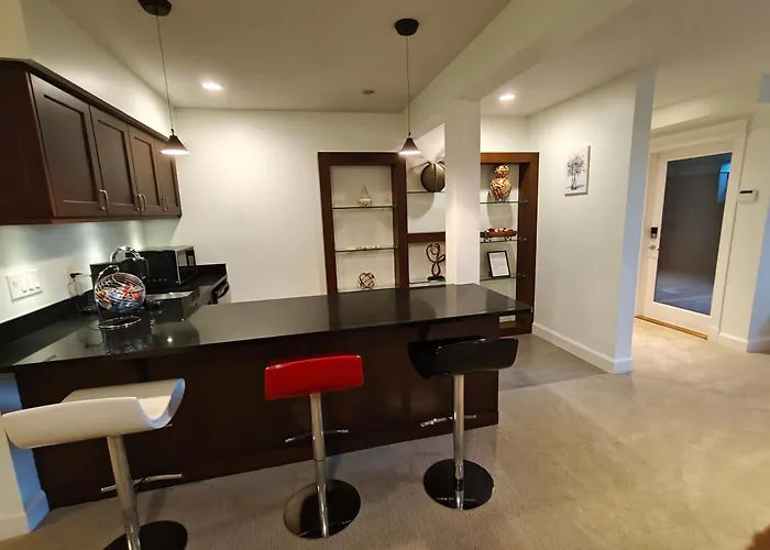 Private 1000 Sq Ft King Suite 4 Min To East Beach Sleeps 4