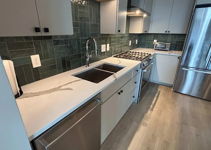 Modern 1Br Bridge Park In Dublin With Balcony And Pool