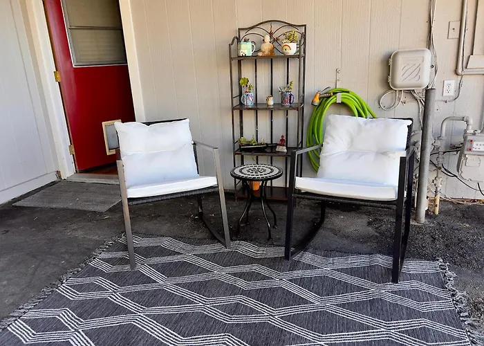 Charming Studio One Mile From Beach