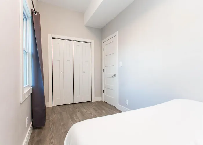 Double Play Wrigley - Prime Location Across From Wrigley Field & Transit - 2Br Apts