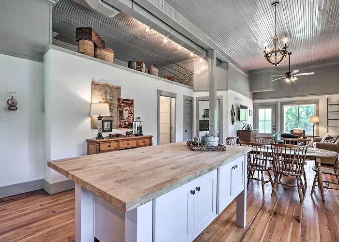'The Ruebling House': Bright, Modern, & Renovated!