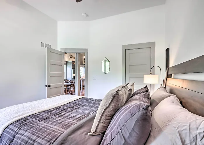 'The Ruebling House': Bright, Modern, & Renovated!