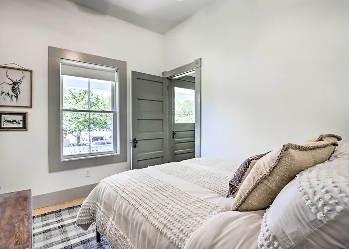 'The Ruebling House': Bright, Modern, & Renovated!