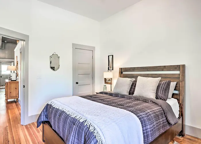 'The Ruebling House': Bright, Modern, & Renovated!