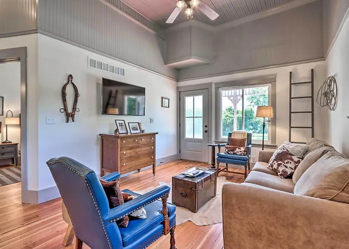'The Ruebling House': Bright, Modern, & Renovated!