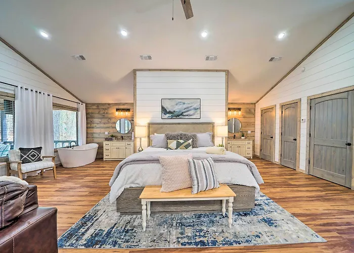 Chic Broken Bow Escape W/ Hot Tub & Fire Pit!
