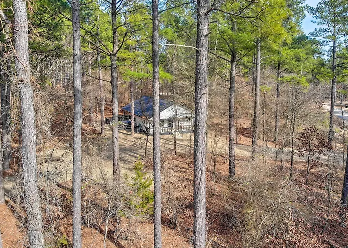 Chic Broken Bow Escape W/ Hot Tub & Fire Pit!