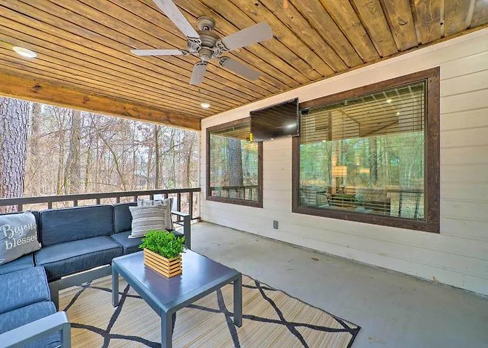 Chic Broken Bow Escape W/ Hot Tub & Fire Pit!