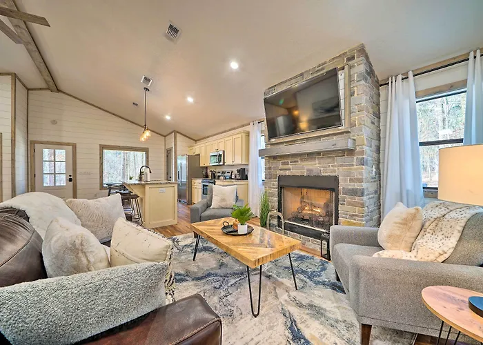 Chic Broken Bow Escape W/ Hot Tub & Fire Pit!