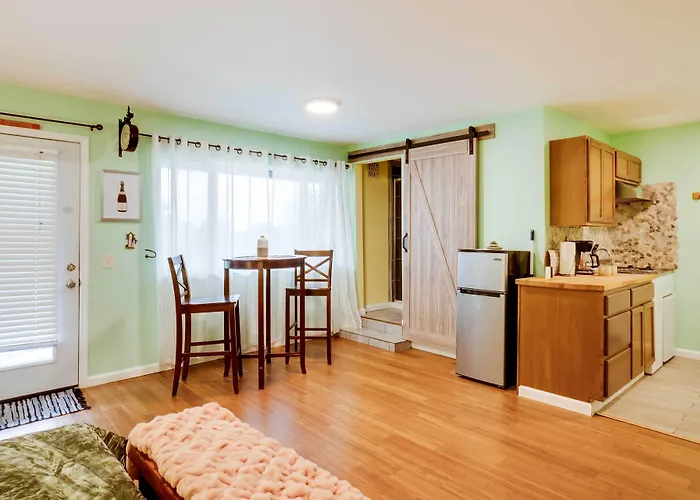 Soothing Studio W/ Lush Views: 2 Mi To Beach!