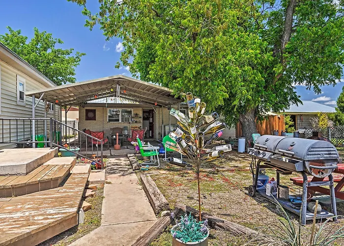 Quaint Garden City Studio W/ Hot Tub: Pets Welcome