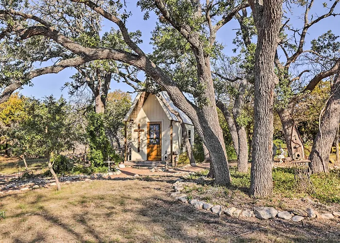 Cozy Texas Retreat W/ Patio, Grill & Fire Pit!