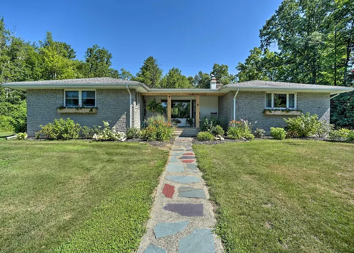 Modern Studio < 13 Mi To Saratoga Racetrack!