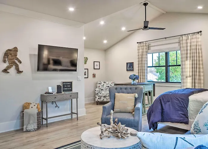 Airy Bentonville Studio < 1 Mile To City Square!