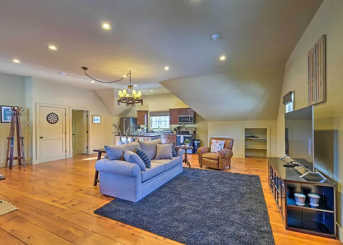 Luxe 'Green Barn' Near Skiing W/ Mt Equinox Views!