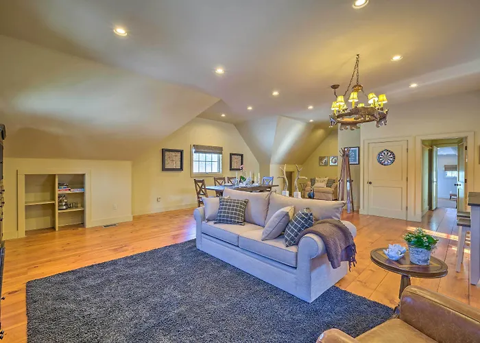 Luxe 'Green Barn' Near Skiing W/ Mt Equinox Views!