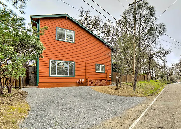 'Hilltop Loft' Ukiah Vacation Rental!