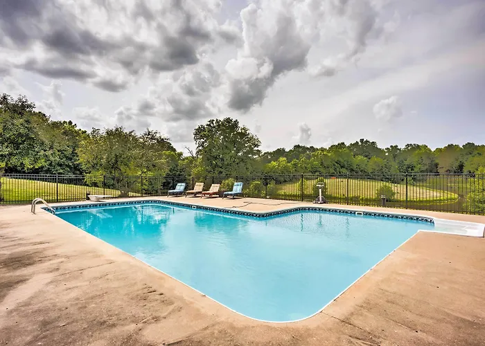 Cozy Missouri Retreat W/ Pool, Pond & Fire Pit!