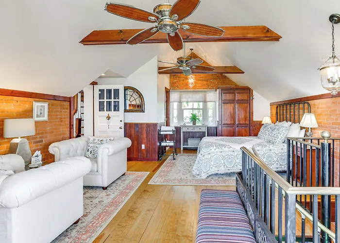 Downtown Essex Apartment - Steps To River!